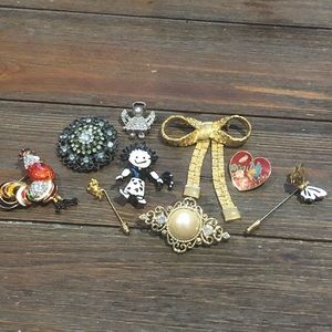 Lot of 9 brooches/pins